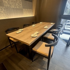 【新規増設フロア「山尾天神 はなれ」】4~6名様までのテーブル席は大きな窓と開放感のある空間でご宴会をお楽しみいただけます。