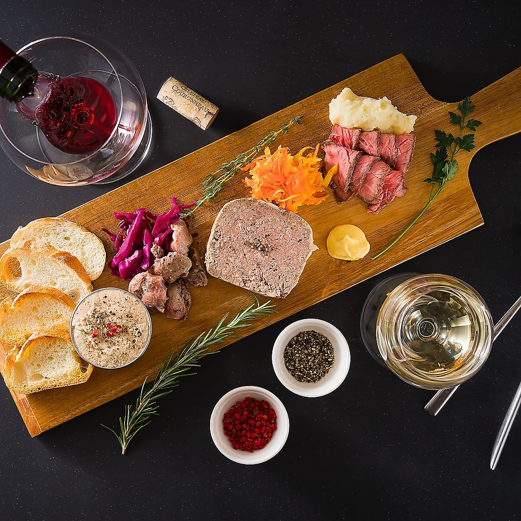 オーガニックワインに合うおつまみ系からメインのお食事まで幅広くご用意しております。