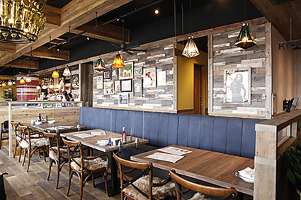 こだわりのインテリアが素敵な店内◎お席は、テーブル席やソファー席、テラス席を完備しています。