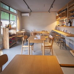 テーブル席は繋げて利用できるので、大人数でも対応可能。プライベート感を重視した設計で、リラックスしてお食事を楽しめます。