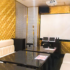 パーティールームは、大人数でのご利用可能なタイプのお部屋です。ステージ付のルームから、開放感あふれる窓際のルームまで、カラオケ以外の多用途にご利用いただけます。詳細は各店舗にお問い合せ下さい。