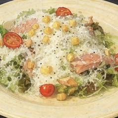 たっぷり飾りチーズと鶏ハムのシーザーサラダ