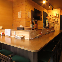 当店では、カウンターのお席を8席ご用意しております。お仕事帰りなどお気軽にお食事をお楽しみいただけます。