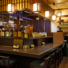 カウンター席はお一人でゆっくりと。お隣同士でもゆったりお寛ぎ頂けます。