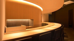 職人を囲むように設計された13席の円形カウンター。ここは、小樽直送の旬魚が極上の握りへと昇華する瞬間を見守る特等席です。板前との語らいも愉しめる温かな雰囲気は、お一人様や大切な方との会食に最適。目の前で繰り広げられる伝統の技とともに、贅沢な時間をお愉しみください。