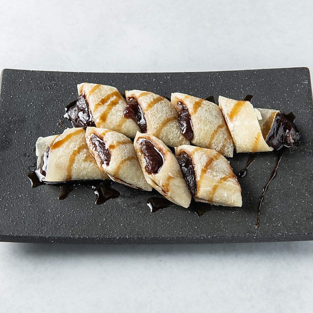 もんじゃ焼きを楽しんだ後はこだわりスイーツを◎おススメのあんこ巻き638円(税込)などがおすすめ！