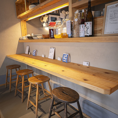 カウンター席は4席あり、目の前で料理を楽しむことができます。お一人様も大歓迎で、シェフとの会話が楽しめるアットホームな雰囲気。