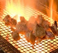 鹿児島の地鶏を豪快に炭火で焼きあげる！