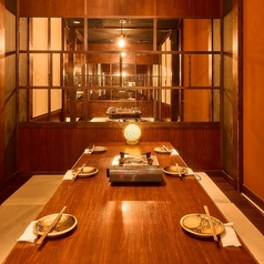 2名様~12名様までご対応可能なテーブル個室席。飲み放題付宴会コースも2名様よりご提供可能ですので、デート・ご友人とのお食事に個室でコース料理はいかがでしょうか。最大たっぷり3時間の飲み放題付。本場仙台仕込みの厚切り牛タンといった本格的な東北郷土料理をどうぞご堪能あれ☆