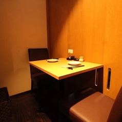 【テーブル席半個室：2名様×2卓】二人だけの時間と空間で思い出に残る特別な夜を演出。洗練された上質な和空間で、大切な人とのひとときを。記念日や誕生日に最適な、落ち着いた雰囲気の2名様用半個室をご用意しました。周りを気にせず二人だけの特別な時間をお過ごしください。心に残る素敵な時間をお約束します。