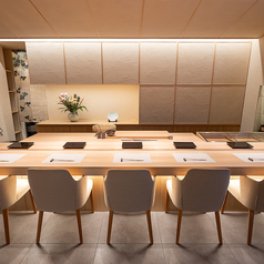 木目と温かみのある照明が和やかな空間を演出するカウンター席はデートやご夫婦でのお食事に最適。お買い物や観光後のお食事としてゆったりとした優雅なひとときを演出いたします。目の前では熟練の職人が鮨を握る光景も見ることができ、食欲を一層と引き立てます。