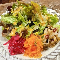 セットの前菜盛り合わせもボリューム満点