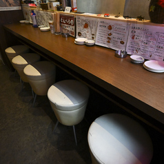おひとり様でのサク飲みや仕事帰りの一杯にぴったりなカウンター席をご用意◎臨場感のあるお席で、サッポロ赤星や日本酒を片手に、こだわりのサーモン料理を自分のペースでゆったりとご堪能いただけます♪