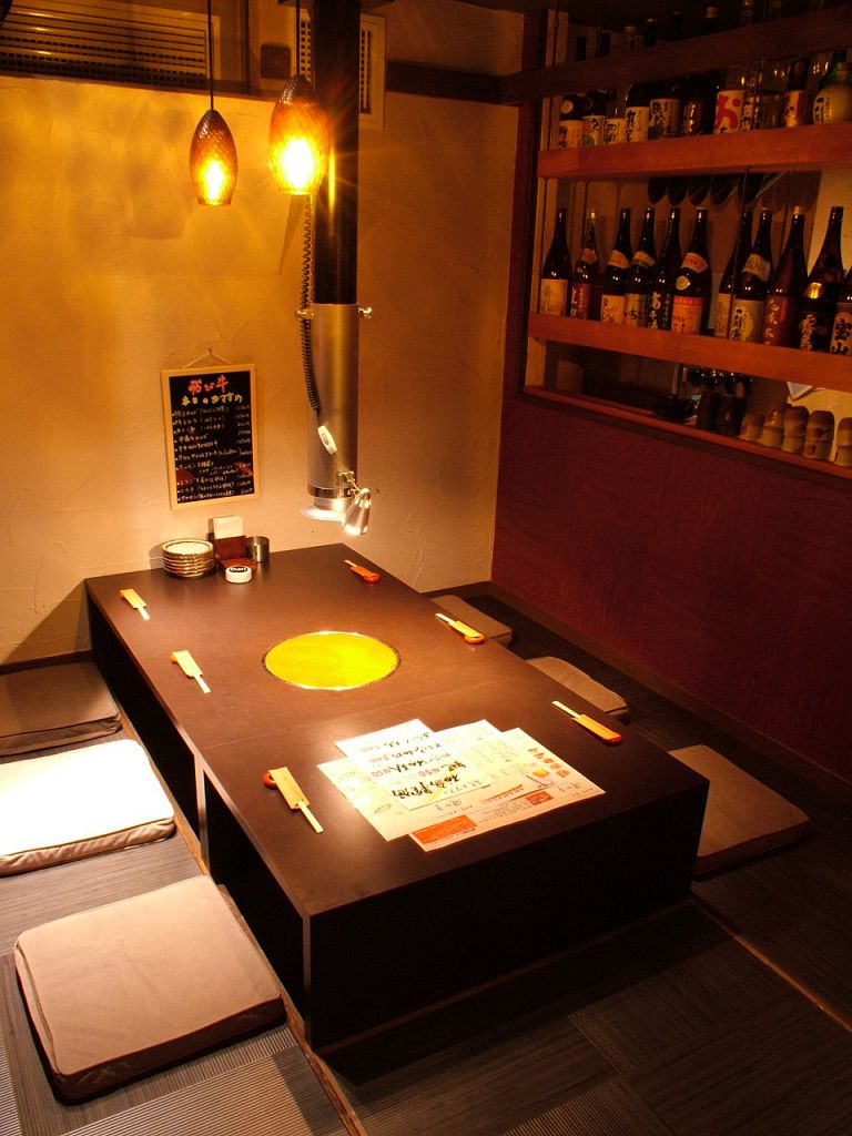 店内は少し暗めの掘りごたつ座敷をご用意。ロールカーテンで仕切られるので安心してお食事をどうぞ。