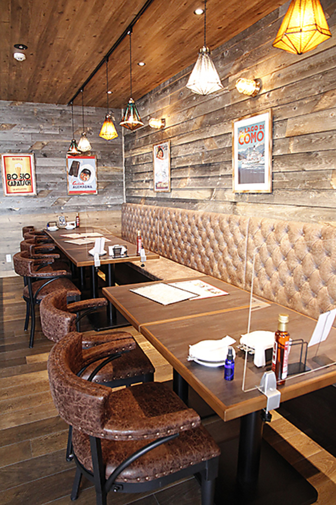 ゆったり過ごせるソファー席で、寛ぎのひとときを★当店自慢のピザやパスタをご堪能ください♪