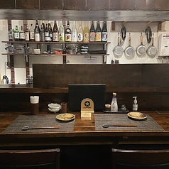 調理の臨場感と香りを五感で楽しめるカウンター席。店主との会話も弾みます。お一人様やデートに最適な特別なお席です。こだわりの地酒を眺めながら、出来立ての逸品をご堪能ください。