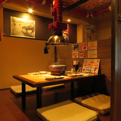 【少人数からOKのテーブル席】木の質感が心地よいテーブル席は、少人数でのご利用にぴったりです◎ゆったりとした造りで、お肉を焼きながら会話も存分に楽しめます♪