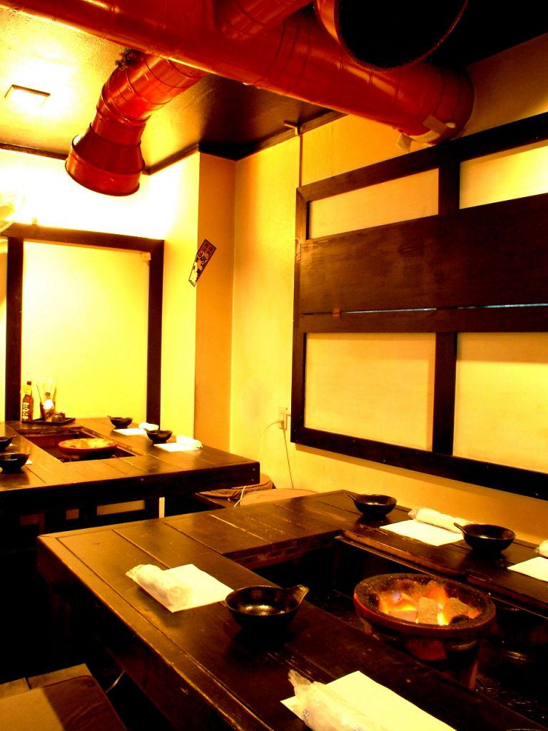 備長炭使用♪くつろぎのテーブル席でどうぞ☆