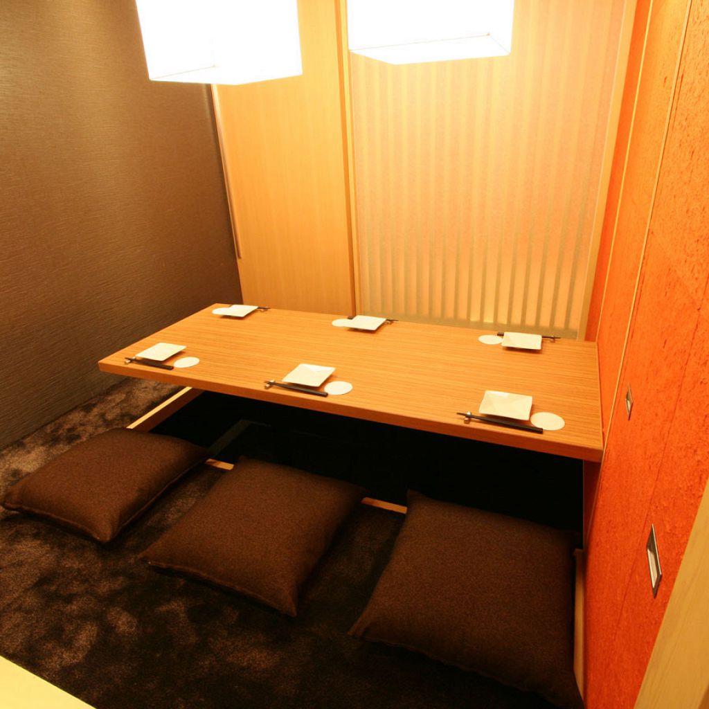 デート向けの個室、友達同士の食事向けの個室、大人数の宴会向け個室など多数用意しております！
