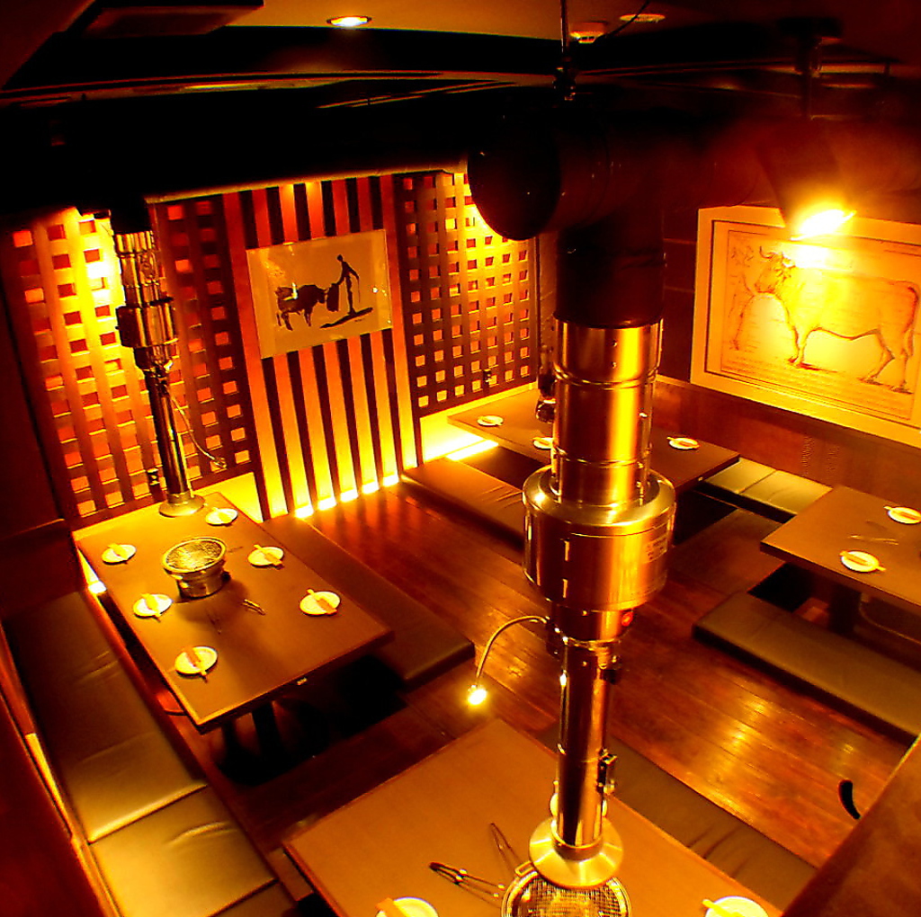 喧騒から離れ、古城の雰囲気を演出した店内。最大20名様までOKの掘ごたつ空間