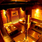 喧騒から離れ、古城の雰囲気を演出した店内。最大20名様までOKの掘ごたつ空間