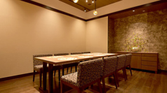 扉の向こうに広がるのは、計算された照明が美しく空間を照らす、意匠を凝らした個室。周囲の視線を遮り、プライバシーを重視した設計は、まさに「大人の隠れ家」と呼ぶに相応しい佇まいです。洗練されたモダンな空間美が、小樽の旬を味わう贅沢な時間をより一層鮮やかに演出いたします。