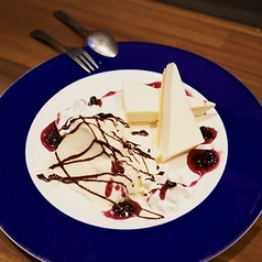 チーズケーキonベリーソースwithアイス