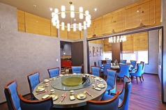 プライベート感を大切にした円卓個室は、人数に合わせてご用意しております。ご家族のお祝い事や特別な集まり、接待や会食などのビジネスシーンにも最適。豪華で落ち着いた内装と、広々とした空間が、特別なお食事を演出します。皆様のお顔が見えて会話も弾むため、大切な方とのお集まりにぜひご利用ください。