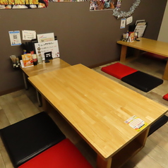 ご友人同士の飲み会やご家族揃っての食事会に丁度良い、4名様が座れるお座敷席です。隣席と程よく距離があり、心地よくご飲食をお楽しみいただけます◎焼きたて串焼とお気に入りの一杯で、心ゆくまでご満喫ください♪