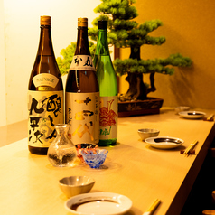 【カウンター席】お一人様でも気軽に入れる酒場では、サク飲みからしっぽり呑みたい時まで幅広いニーズに応えます。別世界に迷い込んだような雰囲気で、お一人様でもリラックスして過ごせます。気軽に立ち寄って軽く一杯、時間をかけてじっくり楽しむのも自由です。自分のペースで楽しむ、お一人様にぴったりの酒場です！