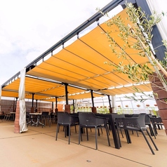 屋根付きの広々空間に、8名掛けのテーブルを9卓ご用意。最大72名までゆったりとお座りいただけます。天候を気にせず楽しめるため、会社宴会やグループ利用にも最適です