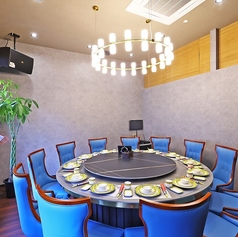 プライベート感を大切にした円卓個室は、人数に合わせてご用意しております。ご家族のお祝い事や特別な集まり、接待や会食などのビジネスシーンにも最適。豪華で落ち着いた内装と、広々とした空間が、特別なお食事を演出します。皆様のお顔が見えて会話も弾むため、大切な方とのお集まりにぜひご利用ください。