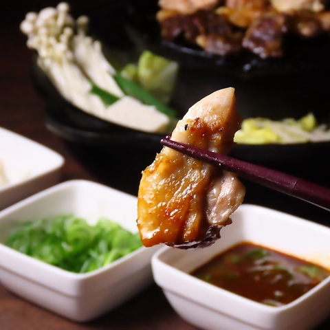 特製の焼鍋で地鶏の美味しいところ全てを堪能♪馬刺しや海鮮も取り揃えております！