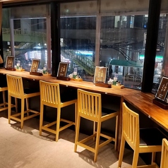 【お一人様歓迎！特等席】窓際の席はお一人様にぴったりなプライベート感のあるスペースです。PC作業や読書をしたり、外を眺めながらぼーっと過ごしたりと、使い方は様々♪美味しいコーヒーやビールを片手に、自由な時間をお楽しみください。