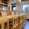 全8席のカウンター席をご用意しております◎お一人様でも気軽に日本酒と料理を楽しめる特等席です。日本酒ソムリエの資格を持つスタッフとの会話も弾みますよ。