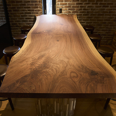 当店自慢の一枚板でワインを楽しみ下さい。8名様までご利用可能ですバーの様なハイチェアのテーブル席