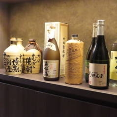 うなぎの香ばしい匂いを酒の肴に愉しめるカウンター席