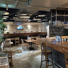 【ゆったりとした食事時間】2名様用のテーブル席が2つあり、少人数でも快適に過ごせる空間です。友人や大切な方との会話を楽しみながら、心温まる食事をお楽しみいただけます。落ち着いた雰囲気でお待ちしています。