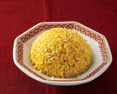 しっとりぱらぱら仕上げの黄金炒飯