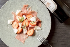 イチゴと生ハムのカプレーゼ仕立て