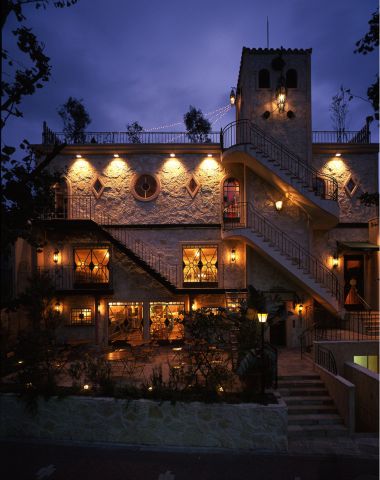 白金台プラチナ通り ヨーロッパの古城を彷彿させる一軒家レストラン