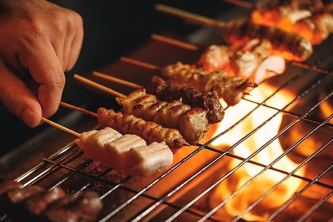 産地直送！焼き鳥や鳥皮などこだわりの手作り鶏料理の数々。日本酒との相性も抜群！