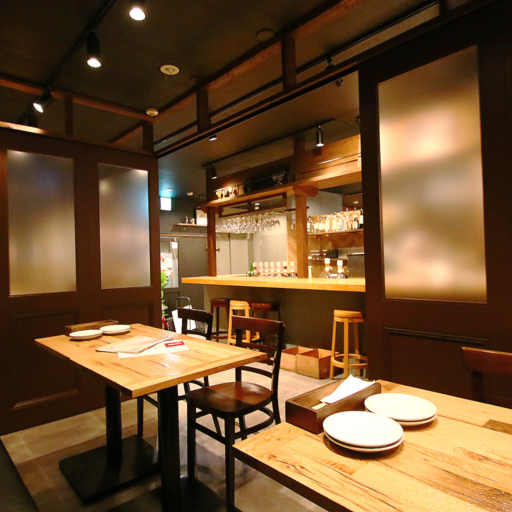 可動式の扉で仕切ることができる半個室のお席。