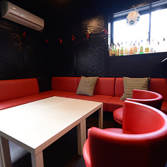 座り心地の良いソファタイプのテーブル席は、開放感がありながらも、ご友人や大切な方とのお食事をゆったりと満喫するのに最適な空間です。落ち着いた雰囲気の中で、周りを気にすることなく、お食事や会話を心ゆくまでお楽しみください◎