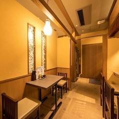 デートやご友人同士でのご利用におすすめの、コンパクトで使い勝手の良い2名様用テーブル席です。温かみのある木のテーブルが、心地よい距離感を演出します◎ランチタイムのクイックな食事から、ディナータイムにゆっくりと語り合いながら楽しむ本格和食まで、多彩なシーンで気軽にご利用いただけるお席です。