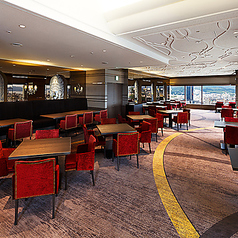 女子会やお一人様でのご利用にも最適なクールエレガントな雰囲気のダイニングスペース。広い窓から差し込む日の光が明るく店内を照らしてくれます。