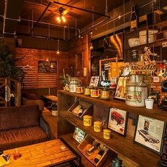 たった2人しか使えない特別な空間。カウンター席はデートにぴったりのお席です。目の前に色とりどりのボトルが並び、白熱球によってぼんやりと照らされた大人の雰囲気。ちょっと冒険して、お酒の燻製を試してみるのもいいかも。