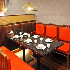 ご家族やご友人とのカジュアルな食事シーンから、会社宴会や歓送迎会などの賑やかな集まりまで幅広くご利用いただけるテーブル席です。席間隔を広く取ったゆったりとした内観で、周りを気にせずリラックスしてお過ごしいただけます。本格四川料理のコースと美味しいドリンクを心ゆくまでお楽しみください。