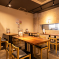 お食事メインでのご利用はもちろん、居酒屋としてしっかり飲みたい夜にも重宝するテーブル席。当店自慢の「揚げたてサクサクの天ぷら」や「香ばしい肉料理」をテーブルいっぱいに広げて、笑顔あふれるご宴会をお楽しみください。お席の結合なども承りますので、人数に合わせてフレキシブルに対応させていただきます。
