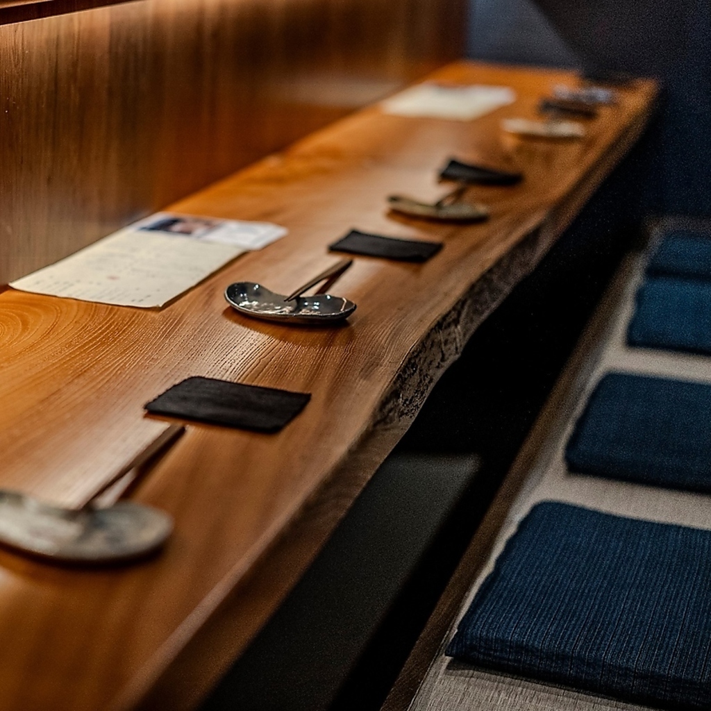 カウンター10席、テーブル席10席の全てが掘りごたつ。木の温もりを感じる店内で、ゆっくり楽しめます